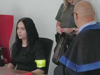 Bábätko zomrelo v nemocnici s modrinami po celom tele. Jej matka sa priznala, partner vinu odmieta