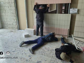 V nemocnici chceli ukradnúť káble za 1 500 eur. Policajti ich chytili s náradím v rukách
