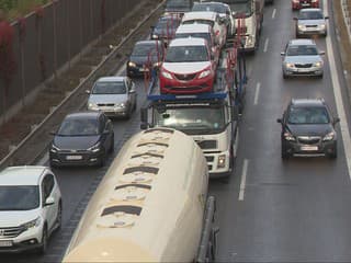Vážna nehoda na hlavnom ťahu. Slováci musia rátať s rozsiahlymi kolónami