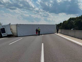 FOTO: Prevrátený kamión zablokoval D1. Smer na Trnavu uzavreli