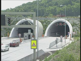 Tunel Sitina v smere do Bratislavy uzavreli. Dôvodom sú dve nehody