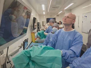 Lekári operovali v kamióne. Do Banskej Bystrice prišla unikátna mobilná operačná sála