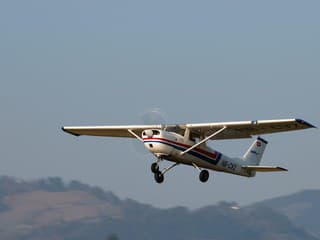 „Vieš, čo máš robiť, pokračuj.“ Pilot vyskočil z lietadla počas letu, pristáť musela študentka