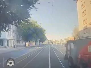 VIDEO: Zametacie auto vošlo do cesty električke. Vodiča previezli do nemocnice