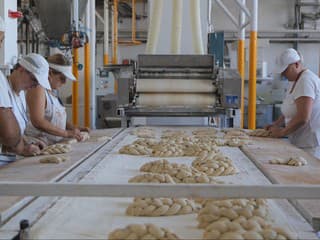 Rožok za pár centov sa môže stať minulosťou. Pekári hovoria, čo od januára zdvihne ceny