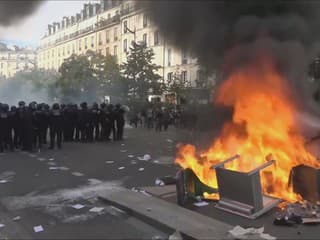 Požiare, rabovanie a ulice plné policajtov. Situácia vo Francúzsku sa vyostruje, zaviedli zákaz vychádzania