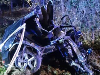 FOTO: Bez akejkoľvek šance na prežitie. Auto sa roztrhlo na dve časti, z fotografií mrazí