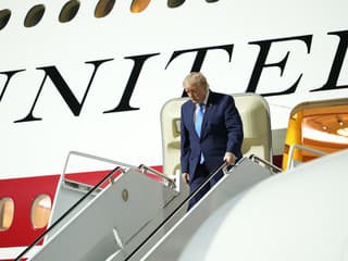 Trump potvrdil, že zo samitu NATO odletel iným lietadlom pre možnú hrozbu
