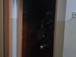 Plamene pohltili byt v Rožňave, zraneného našli hasiči pred dverami