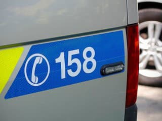 Dráma v hrnčeku: Policajti zasahovali v byte dôchodkyne, mobil topiaci sa v čaji si privolal pomoc