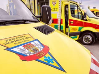 Transport seniorky s tragickým koncom. Žena mala zomrieť po tom, čo záchranárom spadla z nosidiel