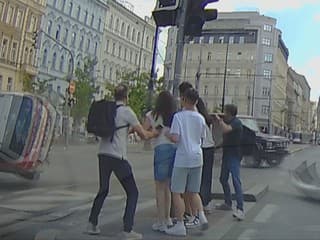 VIDEO: Šialená nehoda českého poslanca. Zdravotnícke auto po zrážke len tesne minulo ľudí
