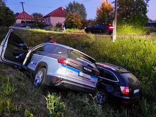 Opitý vodič unikal hliadke. Naháňačka sa skončila prevráteným policajným autom