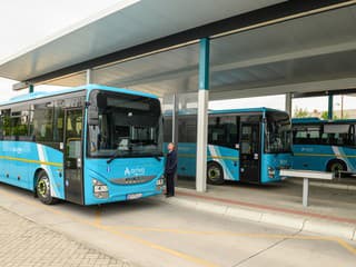 Odborári bijú na poplach. Unavení vodiči autobusov vraj jazdia na pokraji síl