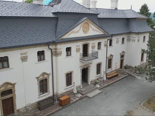 Manželia kúpili schátraný kaštieľ a zmenilo im to život. Museli sa vzdať svojich zamestnaní