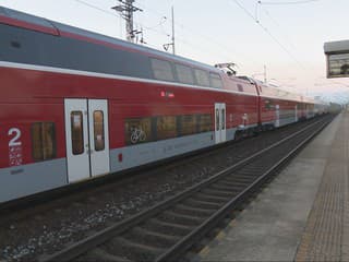 Vlaky medzi Bratislavou a Trnavou stáli. Vo vlaku museli zasahovať záchranári
