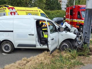 FOTO: Nehoda na strednom Slovensku. Vodičovi prišlo nevoľno, nasledoval tvrdý náraz do stĺpa