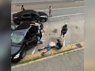 VIDEO: V taktických prilbách a balistických vestách. Dramatický zásah v centre Bratislavy