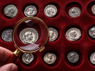 Detektor kovov neprestával pípať. Amatérsky archeológ objavil na poli obrovský poklad