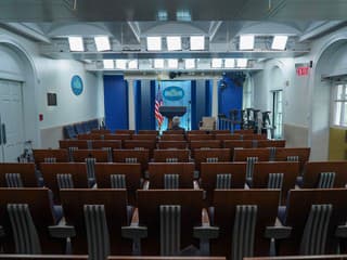 CNN, MS NOW a Politico žalujú Trumpa. Zákazom vstupu do Bieleho domu mal porušiť ústavu