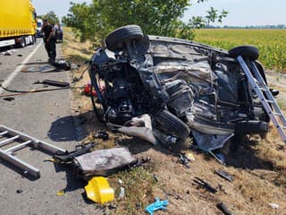 FOTO: Smrteľná nehoda pri Dunajskej Strede. Čelnú zrážku s nákladiakom neprežila 57-ročná žena