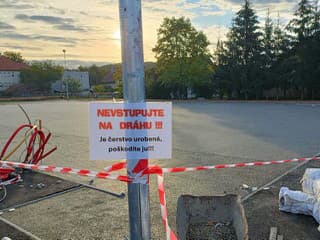 Varovanie ani nápis NESTAČILI: Nepochopiteľné ignoranstvo! Stačilo pár hodín a nové ihrisko je ZNIČENÉ