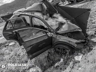 AKTUÁLNE  Ťažká nehoda pri Hrhove: Zrážka dvoch áut a kamióna má jednu obeť! FOTO Zo záberov mrazí