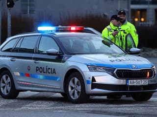 Maskovaný mladík vbehol do pohostinstva so zbraňami, polícia zadržala trojicu páchateľov