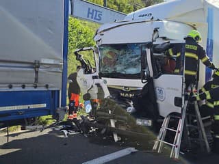 Vážna nehoda úplne odstavila úsek pri Sitine: Zrazili sa dva kamióny! Polícia odkláňa dopravu