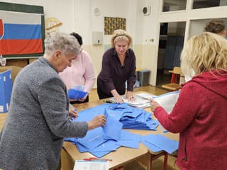 MIMORIADNY ONLINE Slováci rozhodli o budúcnosti samospráv: V miestnostiach sčítavajú hlasy, zverejnené sú prvé výsledky