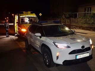 Z bytu v Nitre sa šíril silný zápach, nasledoval ŠOKUJÚCI pohľad! Našli tam mŕtveho muža (†36), prípad rieši polícia
