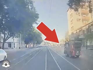 Autentické VIDEO z rannej nehody: Vodič zametacieho vozidla urobil osudovú chybu, vošiel do dráhy električky!