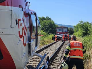 AKTUÁLNE Zrážka auta s vlakom má fatálne následky: Vodička (†43) neprežila! Dopravu prerušili