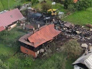Piatková noc plná hrôzy: V obci pri Brezne vzbĺkli budovy, pri požiari sa intoxikovala jedna osoba
