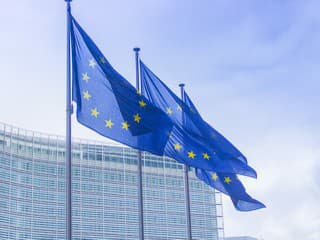 Z Bruselu prichádza nová regulácia: Obmedzenia sa dotknú výrobkov ako bundy, topánky či kozmetika!