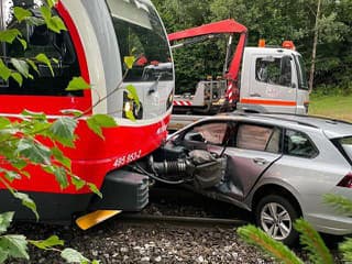 Dráma v Tatrách: Na priecestí narazil osobný vlak do auta, cestujúci mali obrovské šťastie