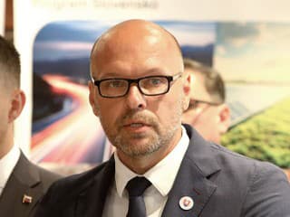 Platy vo verejnej a štátnej správe od júla budúceho roka vzrastú: Návrh prešiel výborom