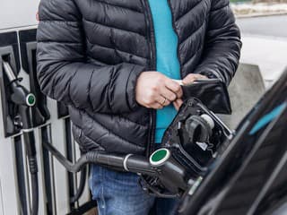 Ceny nafty útočia na historické maximum: Benzín naopak výrazne zlacnel, Slováci platia viac než susedia