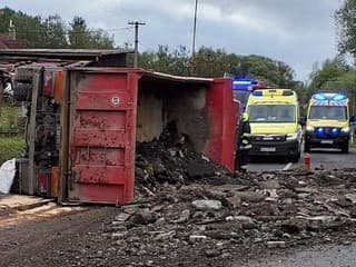 Tragická nehoda na Kysuciach: Kamión skončil prevrátený na boku, vodič (†61) neprežil