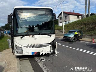 AKTUÁLNE Zrážka autobusu a auta v Ždiari! Cesta je neprejazdná, na mieste zasahujú všetky zložky
