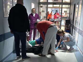 Útok na zdravotníkov v Ružinove má dohru: Obvinený muž putuje do väzby