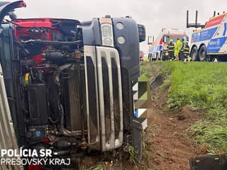 Dopravu na východe ochromila ťažká dopravná nehoda: FOTO Kamión skončil v priekope, cestu uzavreli