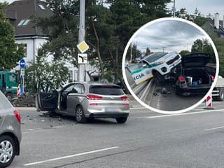HROZIVO vyzerajúca nehoda v Bratislave! Policajné auto skončilo vo zvodidlách a na streche iného auta, VIDEO z miesta