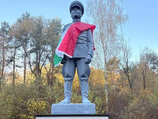 Pamätník Koneva opäť terčom útoku: FOTO Červená farba a nápis vrah, podávajú trestné oznámenie