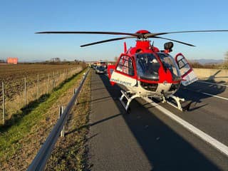 Hrozivá nehoda pri Zlatých Moravciach: Auto sa čelne zrazilo s dodávkou, pre 13-ročné dievča letel vrtuľník!
