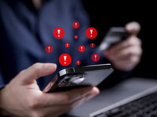 Podvodníci menia taktiku: Polícia upozorňuje na novú SMS pascu!