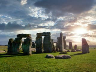 Záhada Stonehenge sa prehlbuje: Archeológovia našli jeho dávnejšiu menšiu verziu
