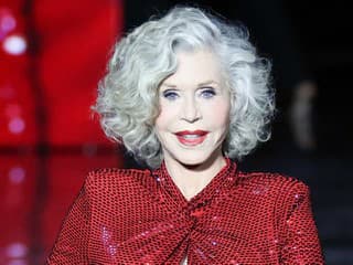 Žiadna usadená starenka: Jane Fonda (88) ovládla Paríž divokým tancom priamo na móle!