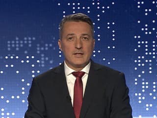 Škandál v JOJke: Moderátor v správach dole bez?! Diváčka odhalila, čo skrýval Sarnovský pod stolom!