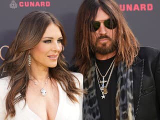 Elizabeth Hurley dráždi v župane, fanúšikovia si však všimli JEDNU vec: Tajné zásnuby či filmový podvod?